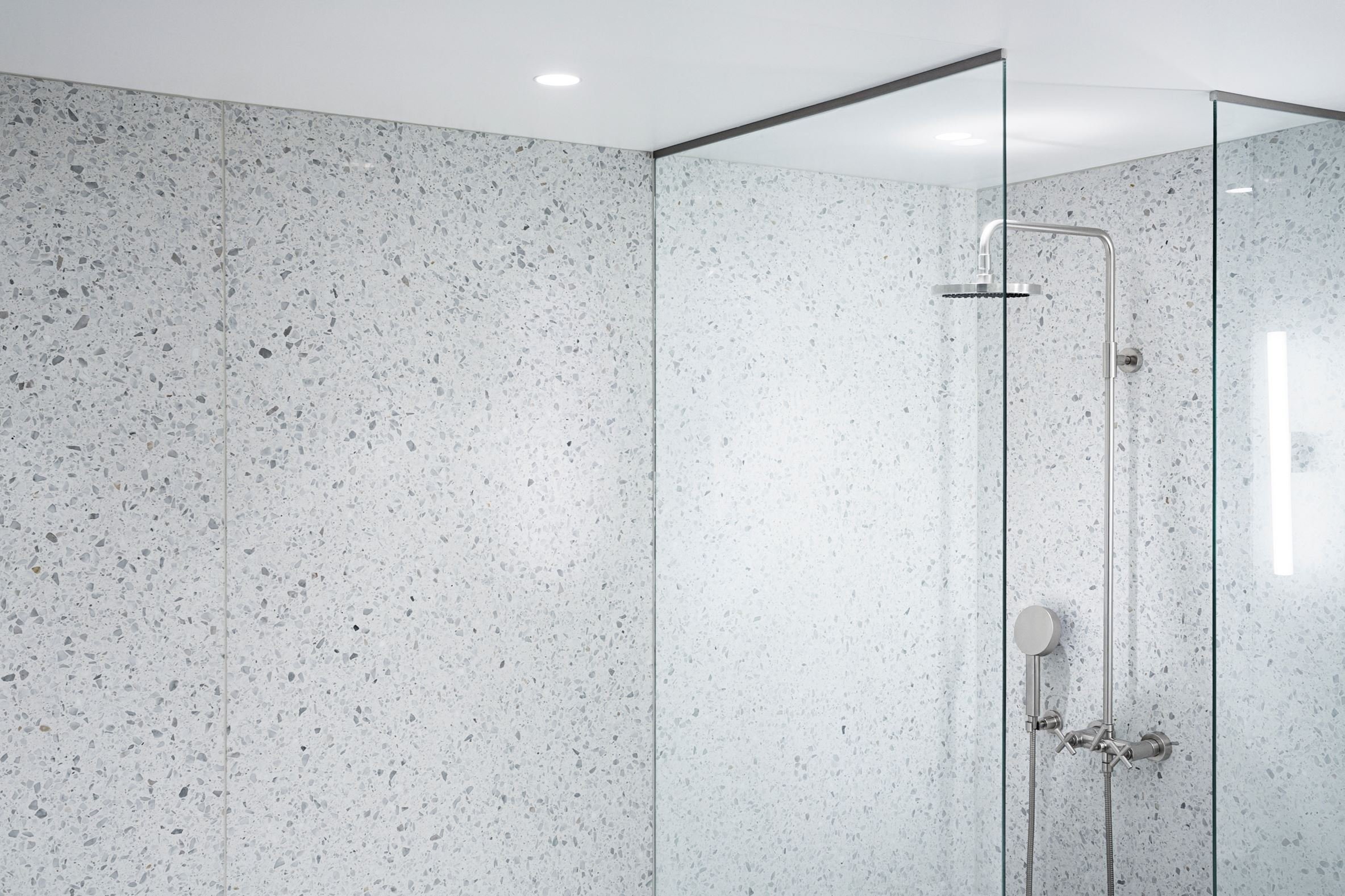 Dům, kde se ocel mísí se zelení