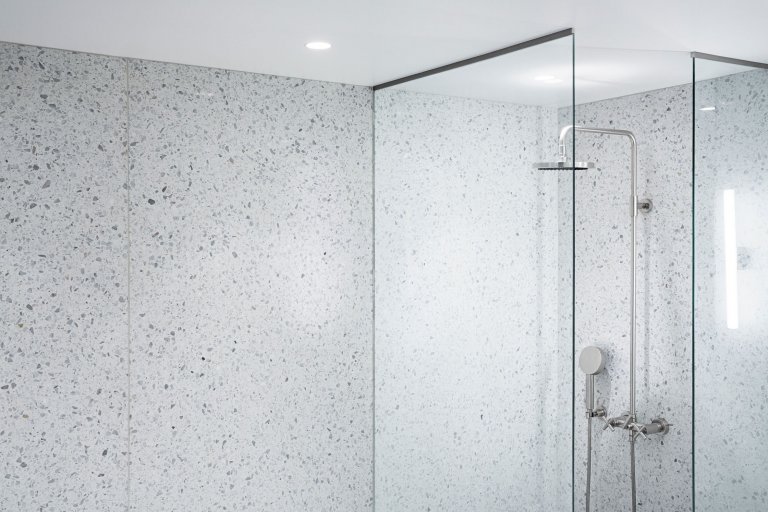 Dům, kde se ocel mísí se zelení