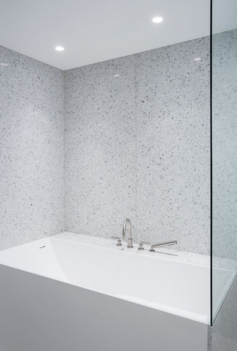 Dům, kde se ocel mísí se zelení