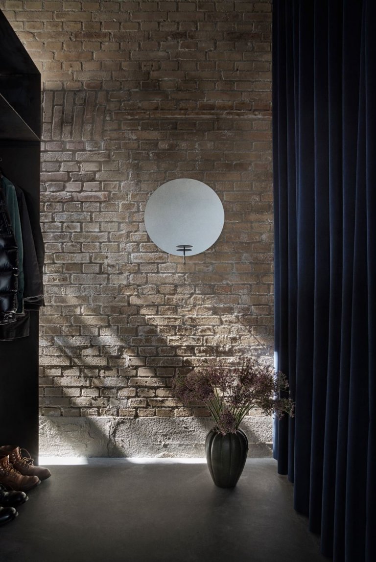 Dům, kde se ocel mísí se zelení