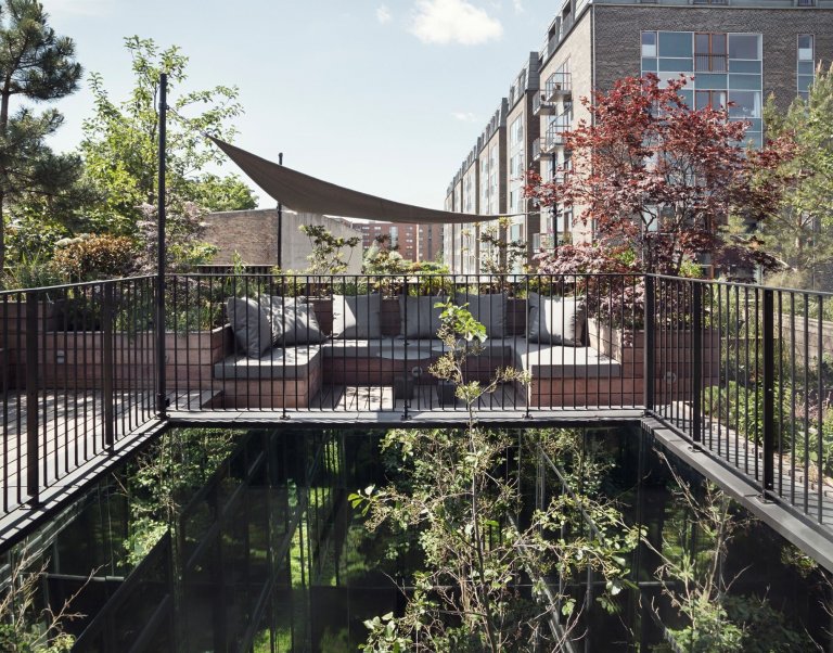 Dům, kde se ocel mísí se zelení