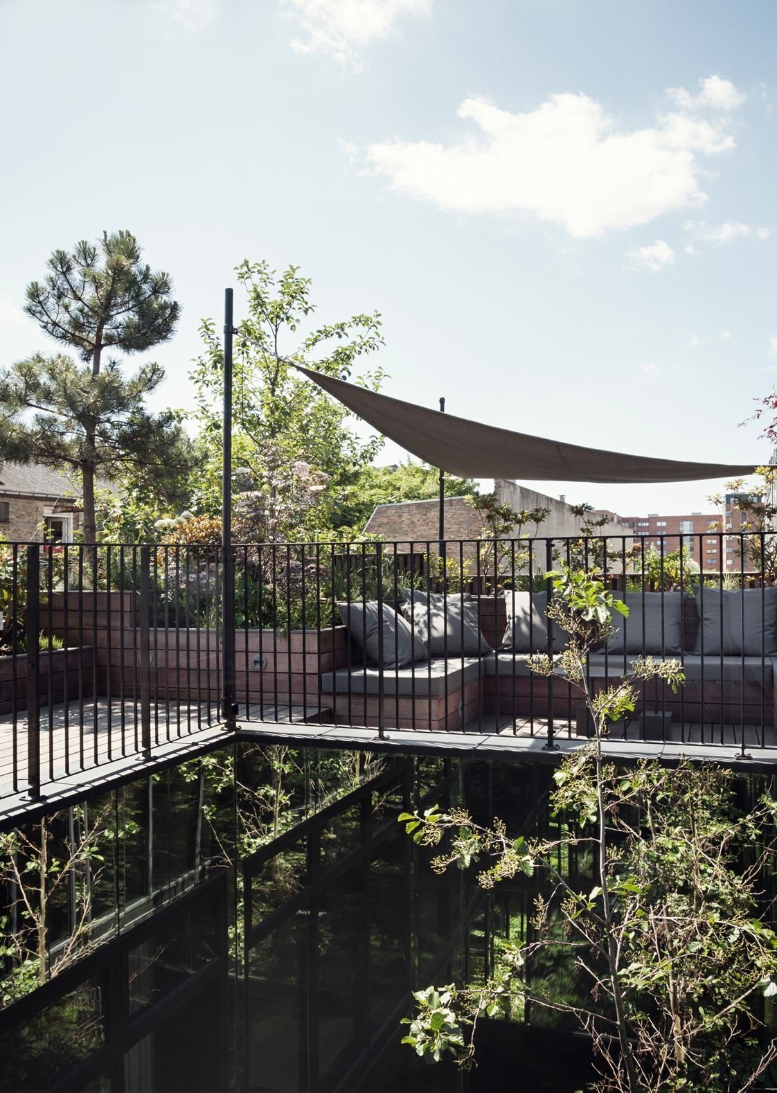 Dům, kde se ocel mísí se zelení