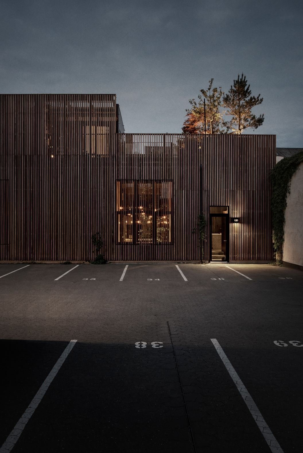 Dům, kde se ocel mísí se zelení