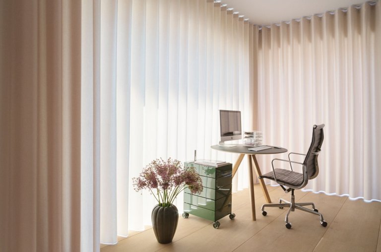 Dům, kde se ocel mísí se zelení