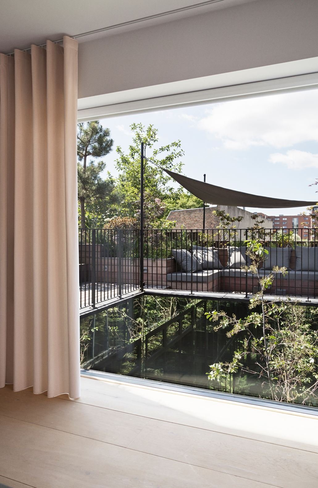 Dům, kde se ocel mísí se zelení