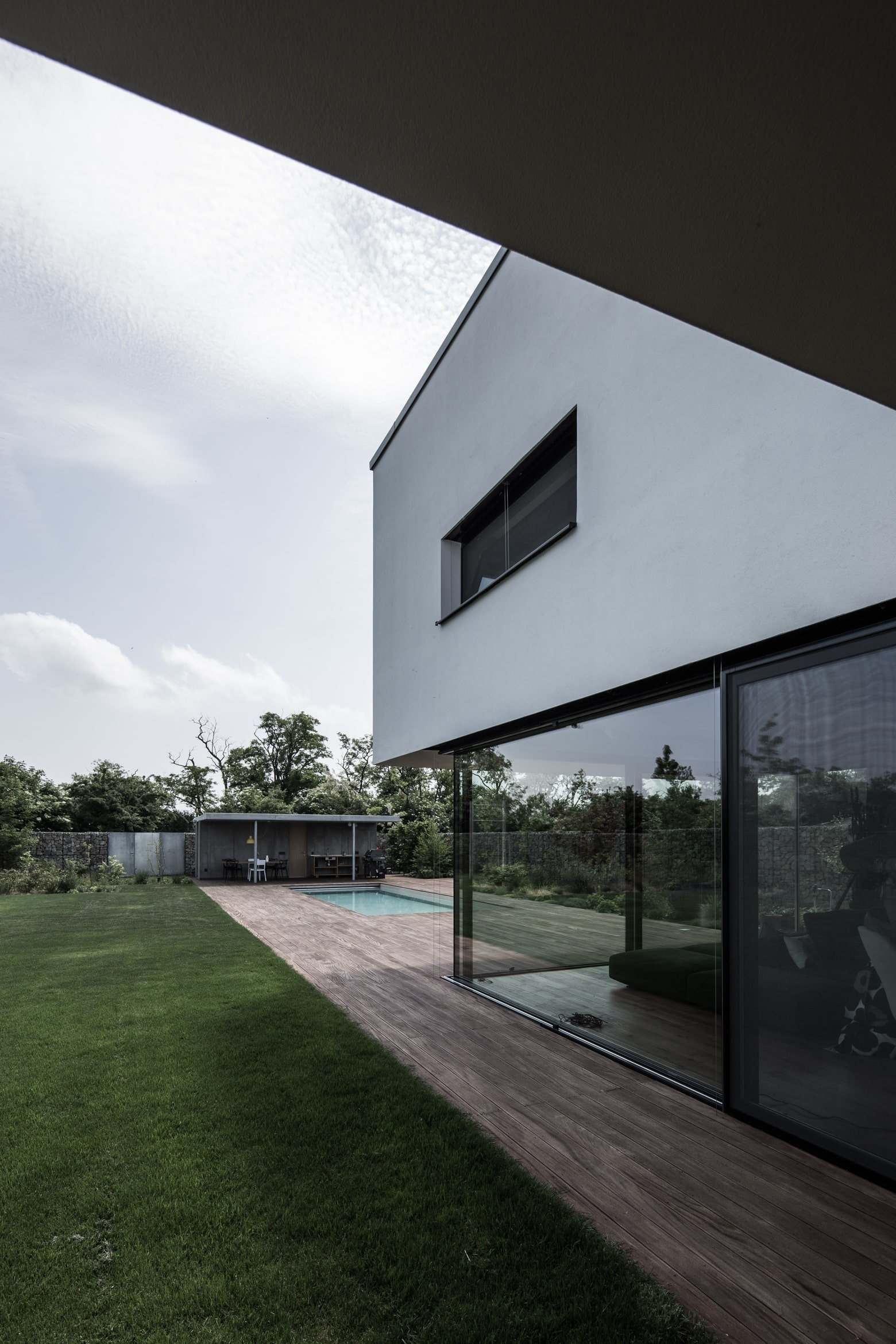 Dům s interiérem z betonu