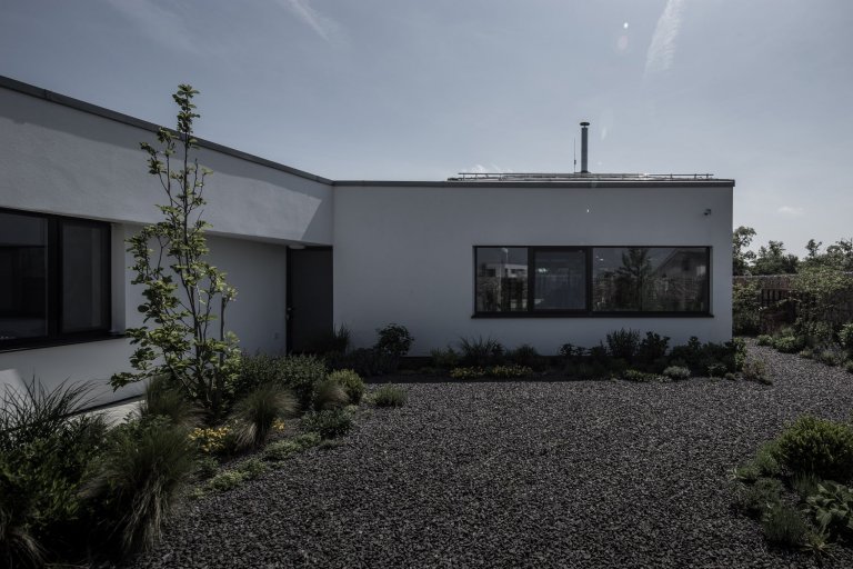 Dům s interiérem z betonu