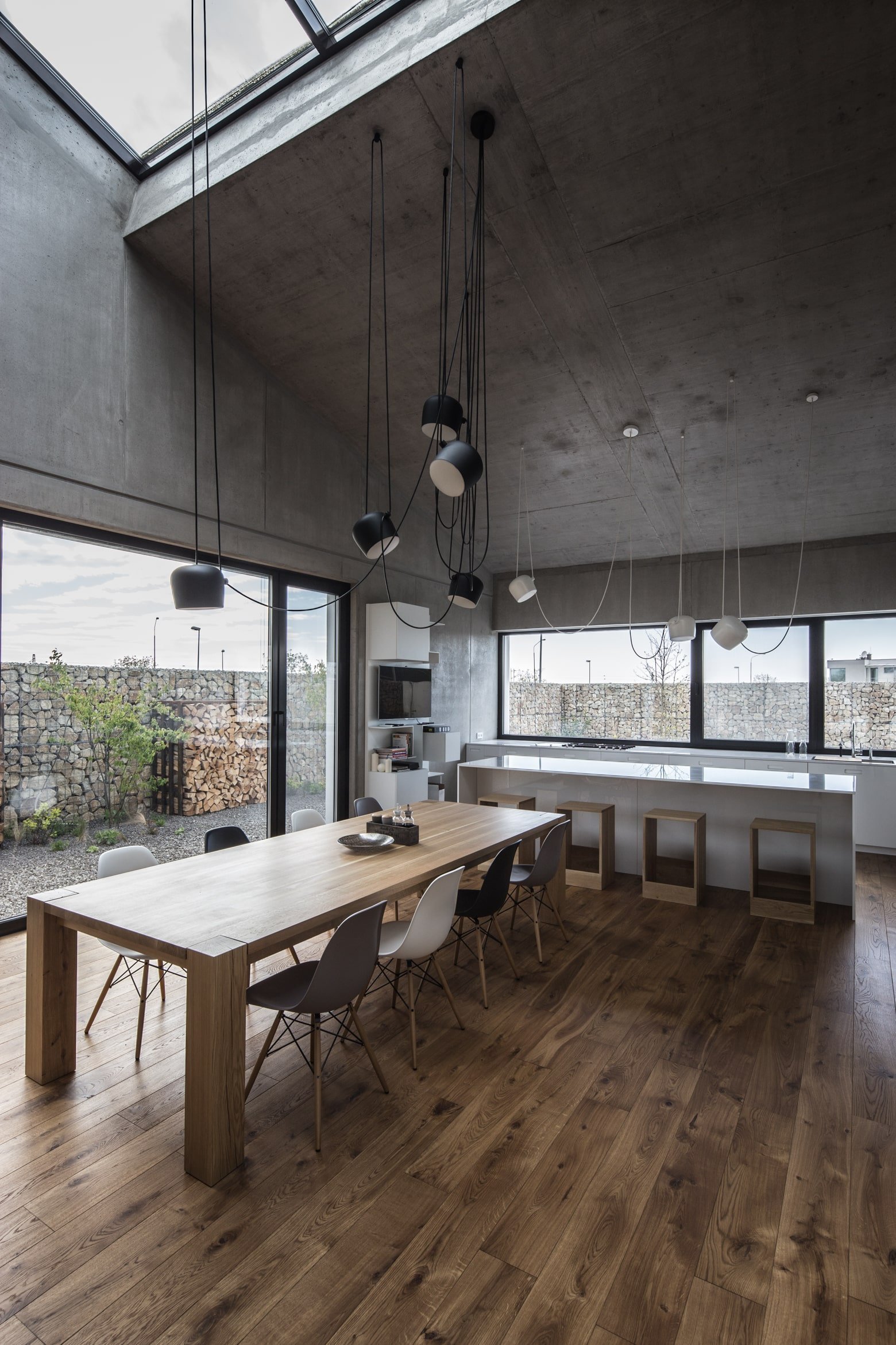 Dům s interiérem z betonu