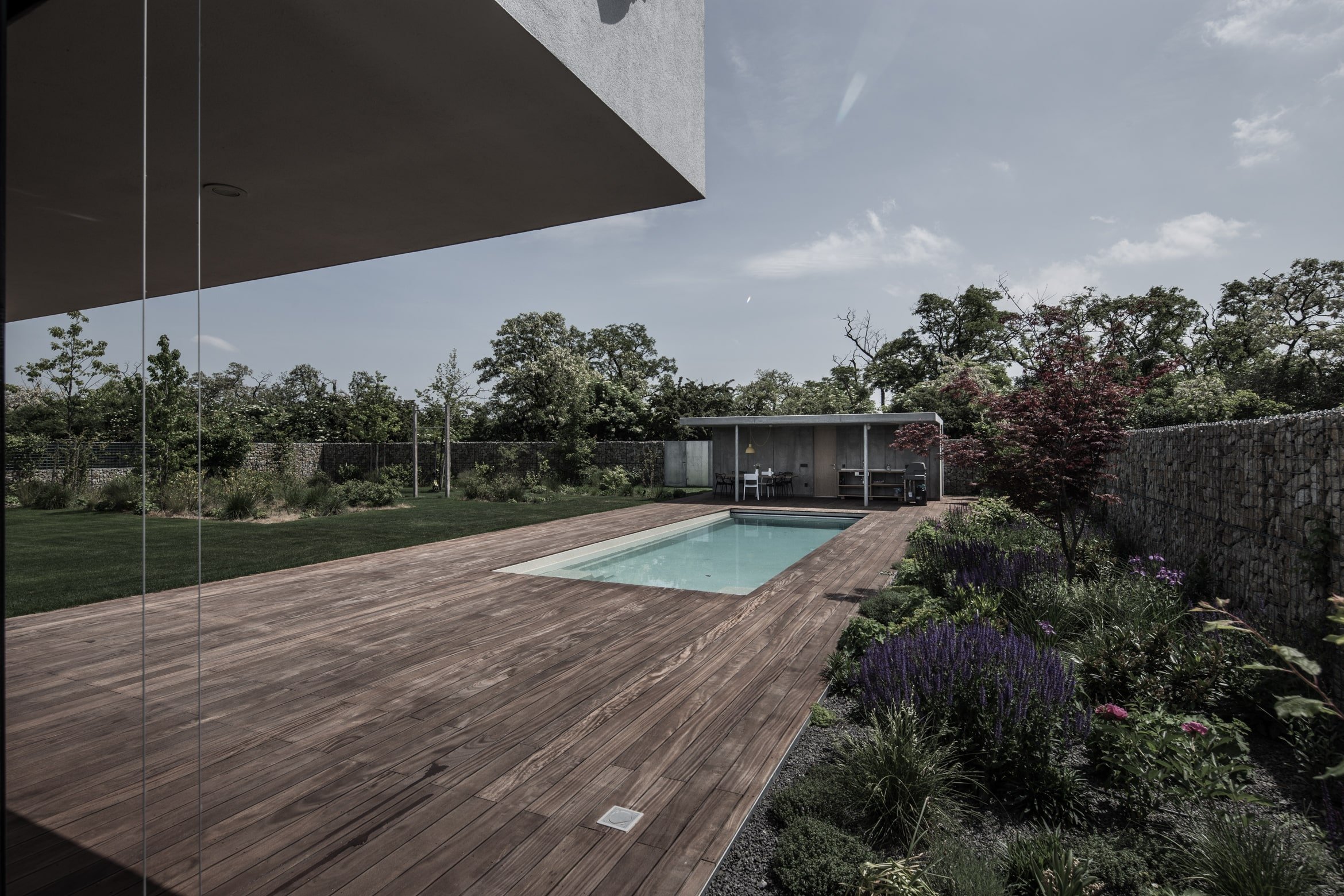 Dům s interiérem z betonu