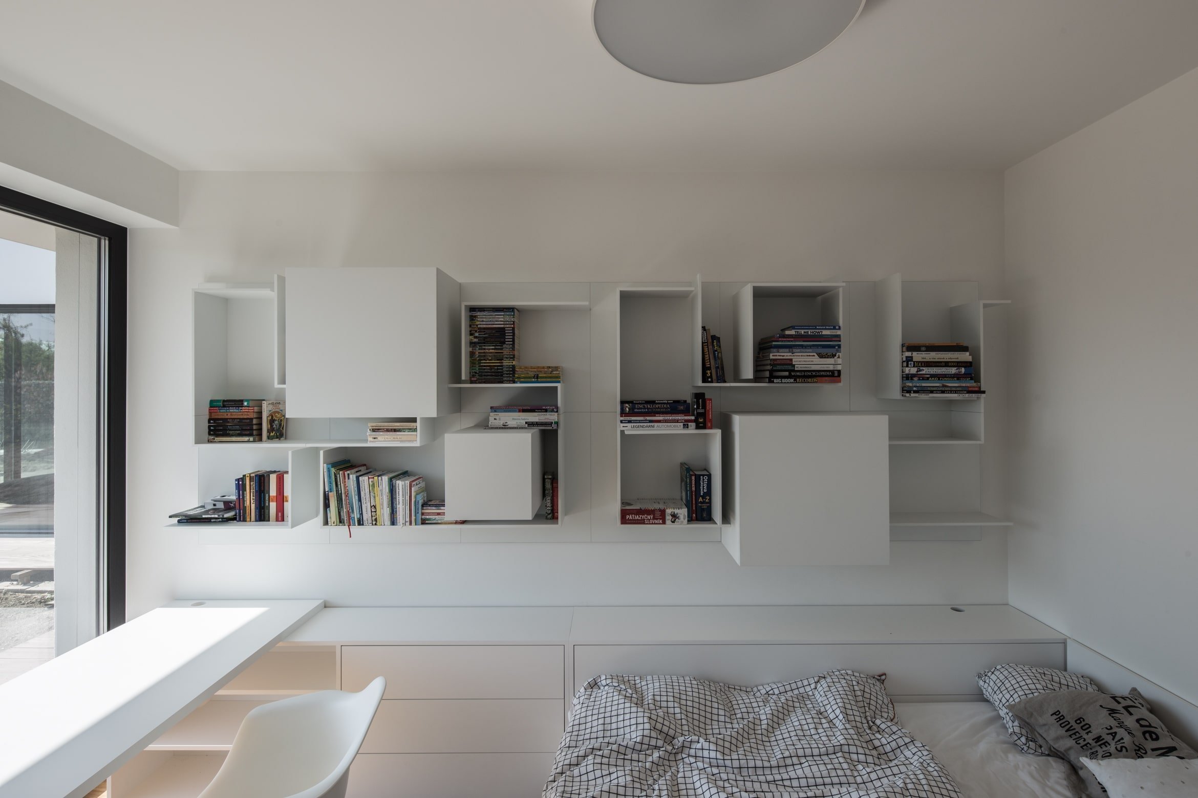 Dům s interiérem z betonu