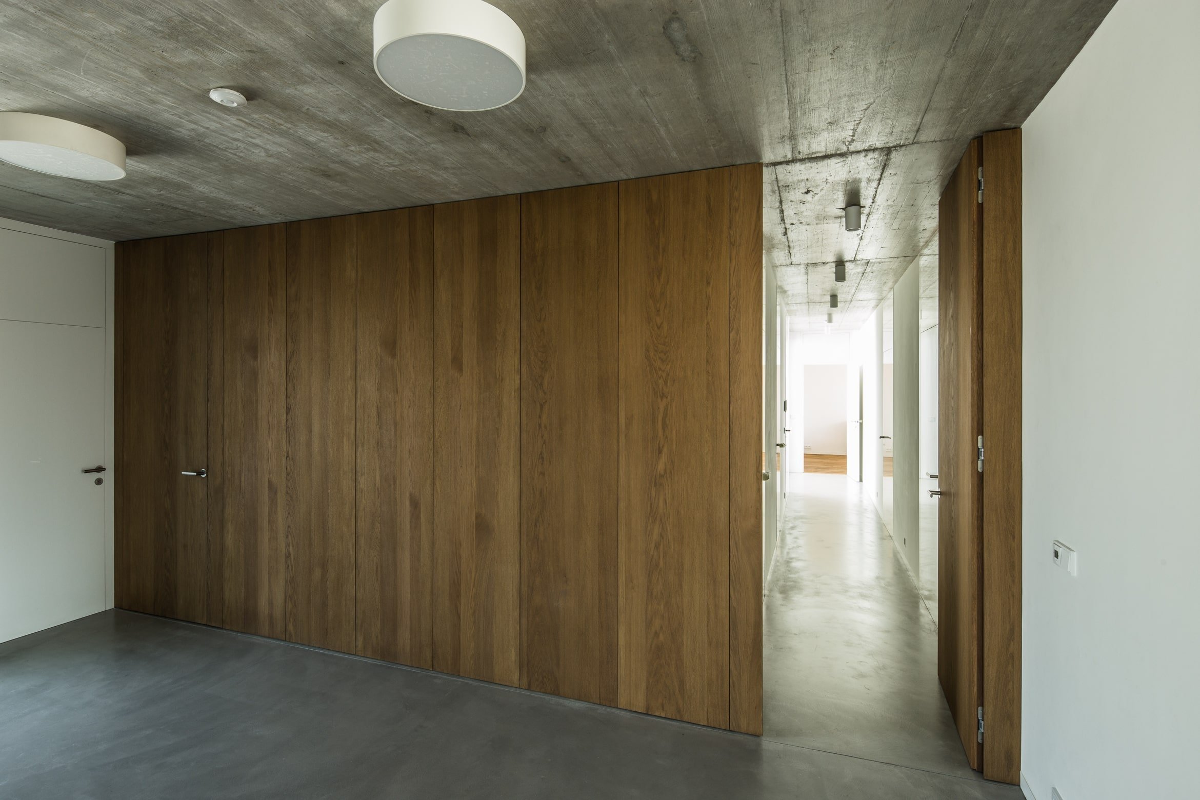 Dům s interiérem z betonu