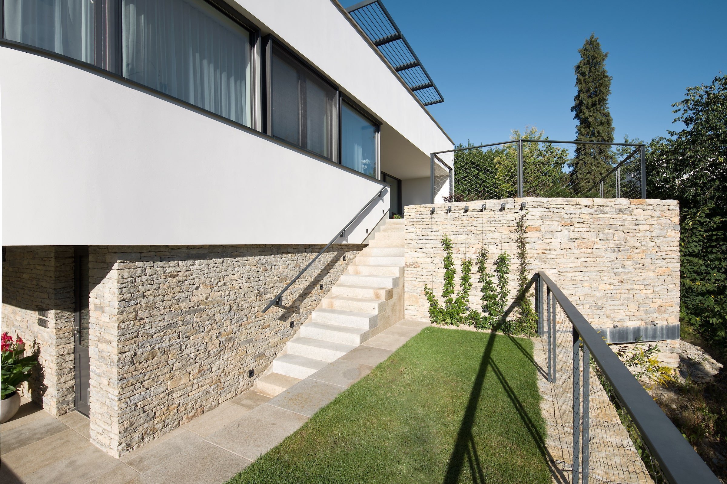 Funkcionalistická vila na skále