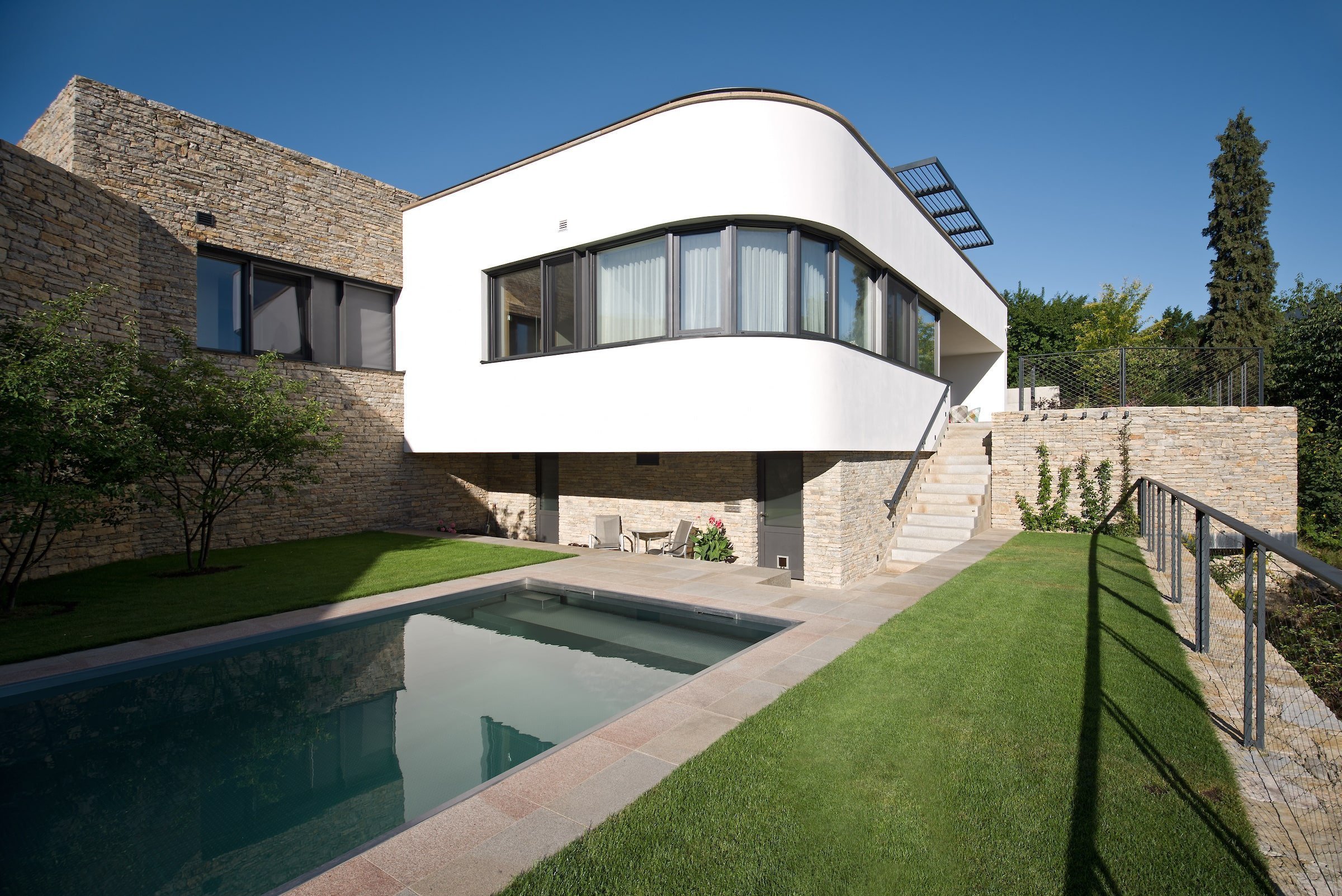 Funkcionalistická vila na skále