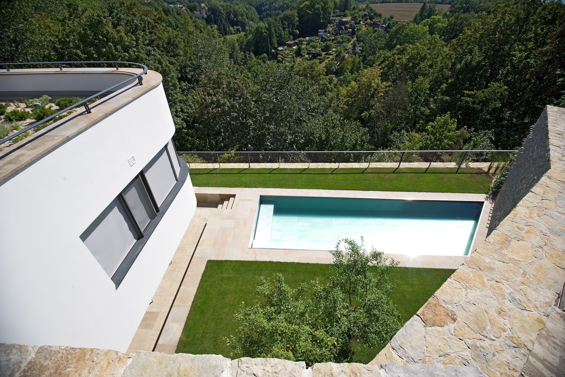 Funkcionalistická vila na skále