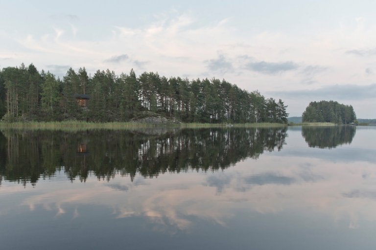 Chata na skále s výhledem na jezero