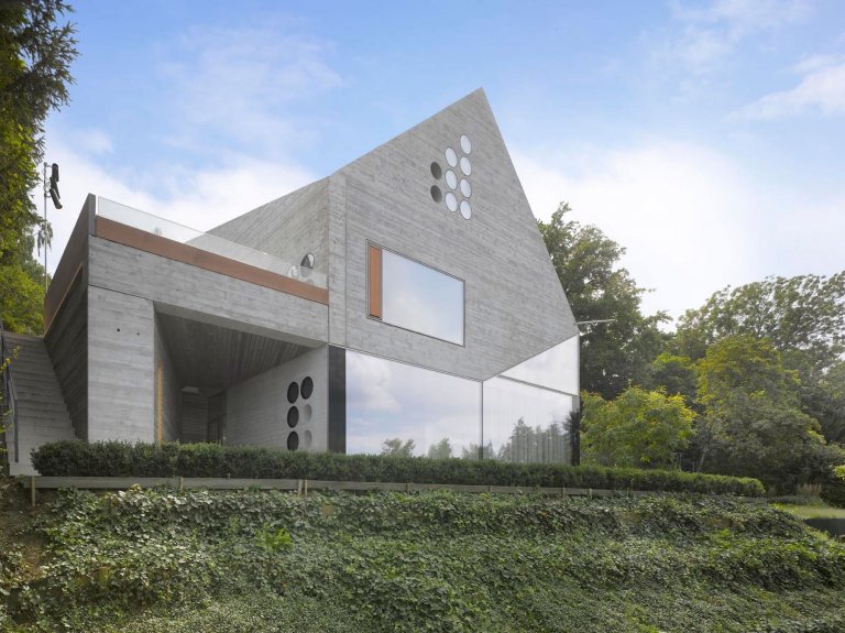 Moderní dům postavený z recyklovaných materiálů