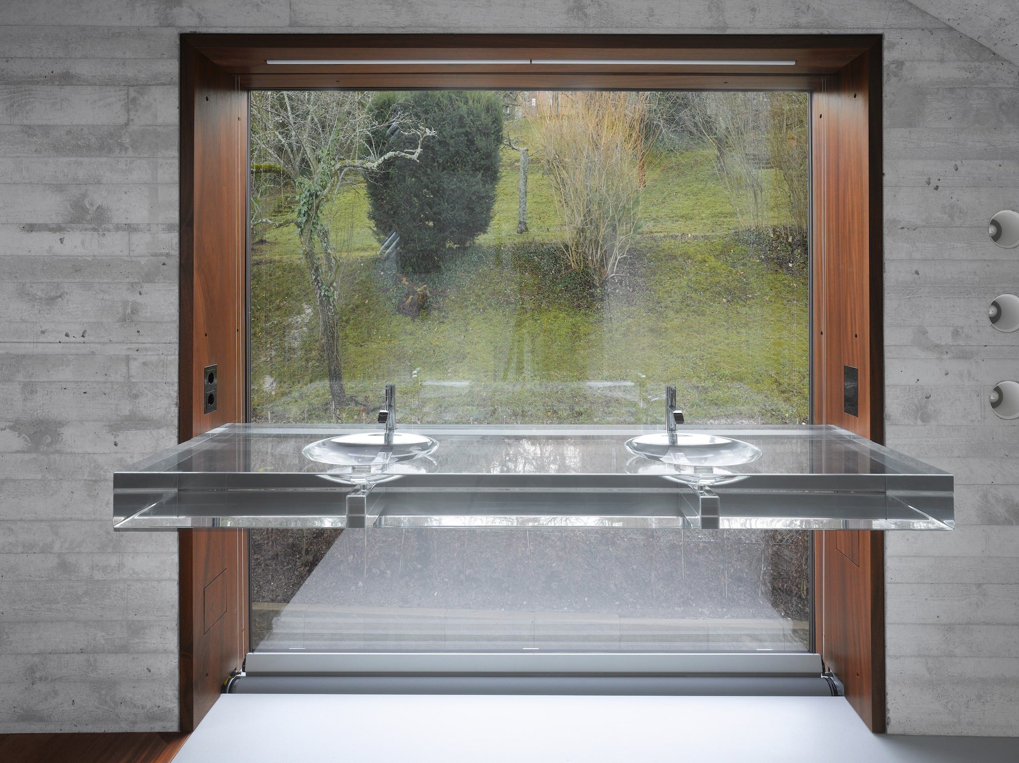 Moderní dům postavený z recyklovaných materiálů