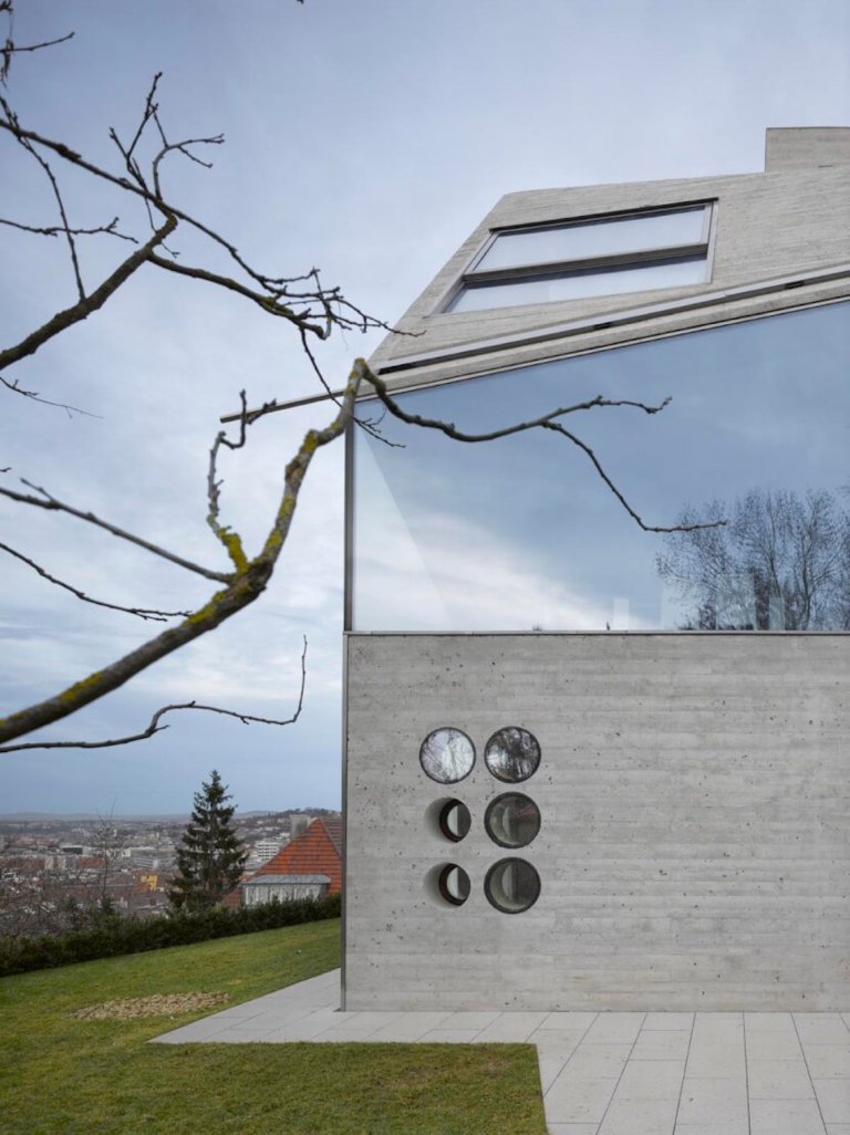 Moderní dům postavený z recyklovaných materiálů