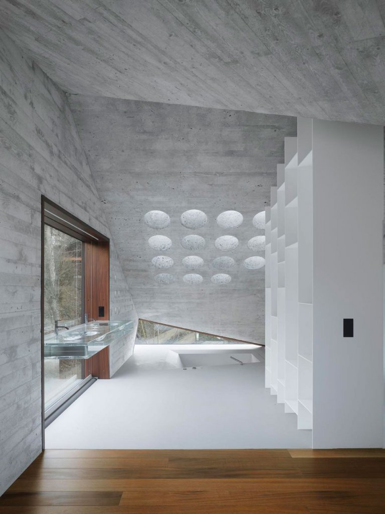 Moderní dům postavený z recyklovaných materiálů