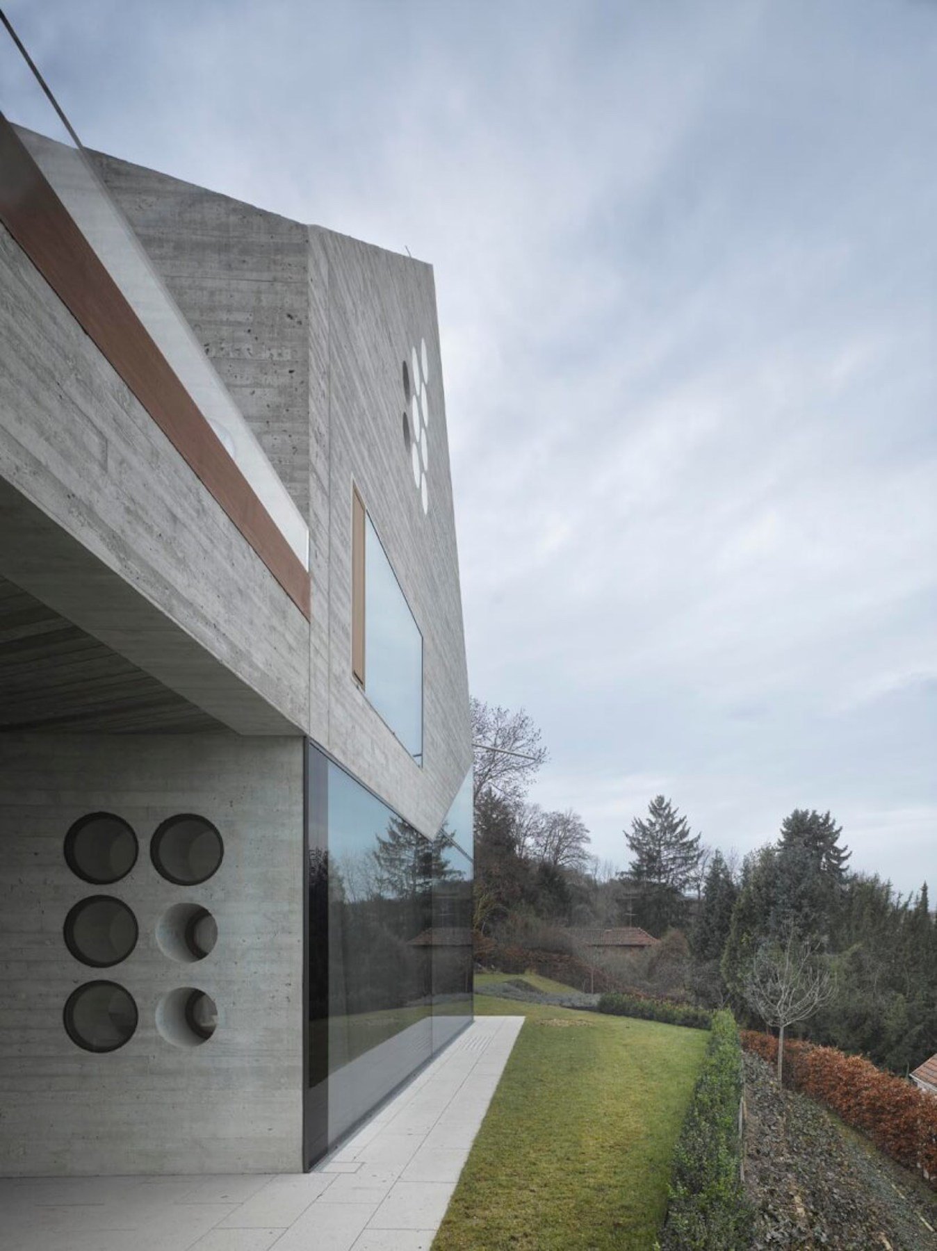 Moderní dům postavený z recyklovaných materiálů