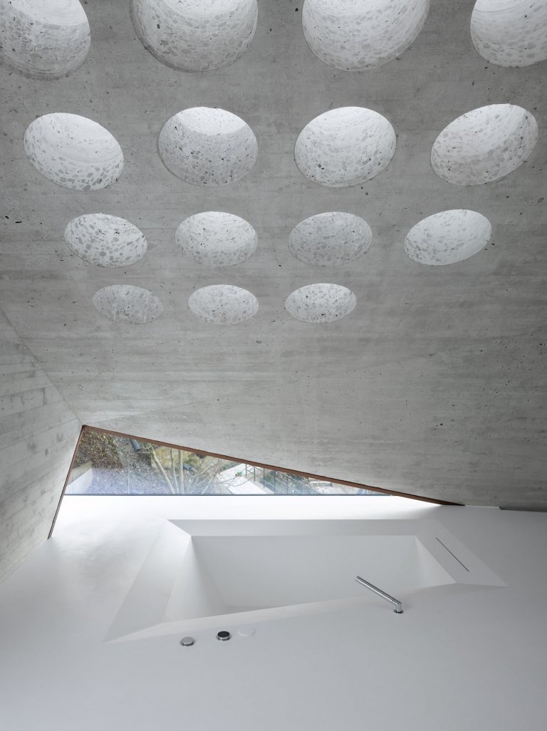 Moderní dům postavený z recyklovaných materiálů