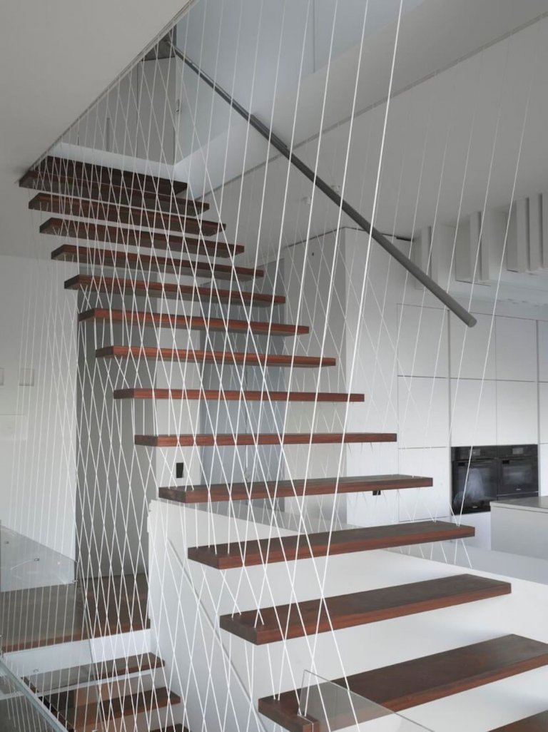 Moderní dům postavený z recyklovaných materiálů