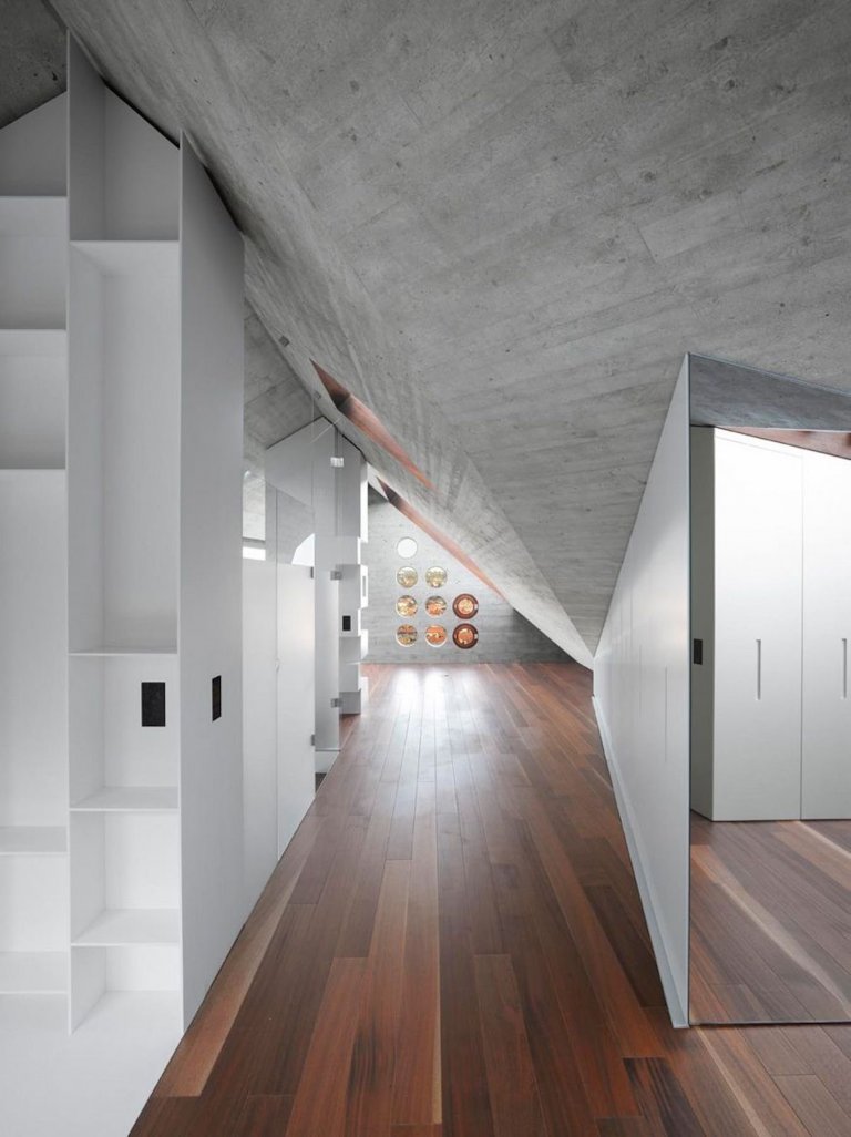 Moderní dům postavený z recyklovaných materiálů