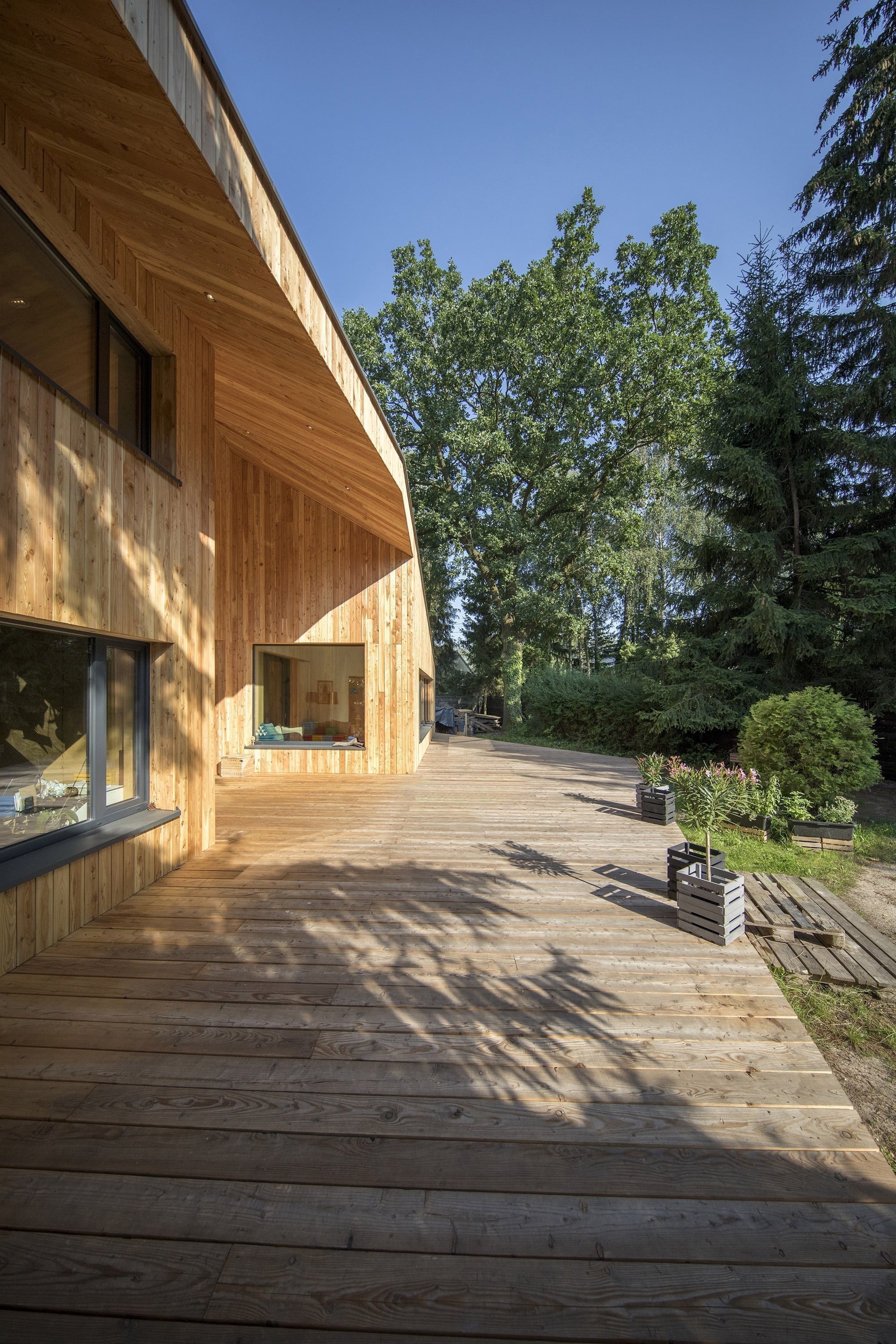 Originální dům s dřevěnou fasádou