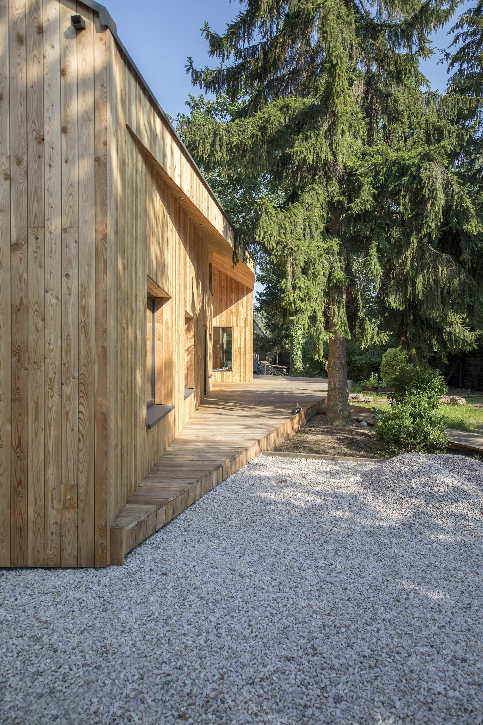 Originální dům s dřevěnou fasádou