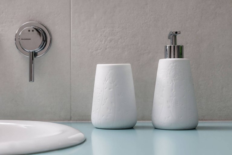 Šedá barva v interiéru není nuda