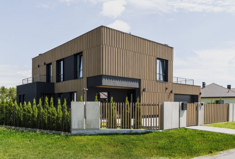 Sen o moderním bydlení v bažinaté krajině