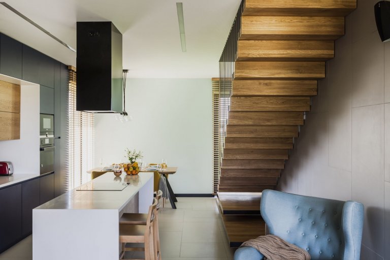 Sen o moderním bydlení v bažinaté krajině