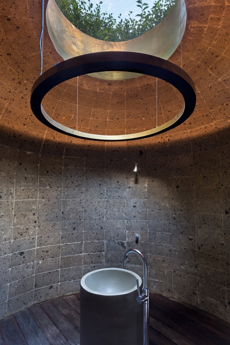 Vila postavená v balijské pobřežní džungli