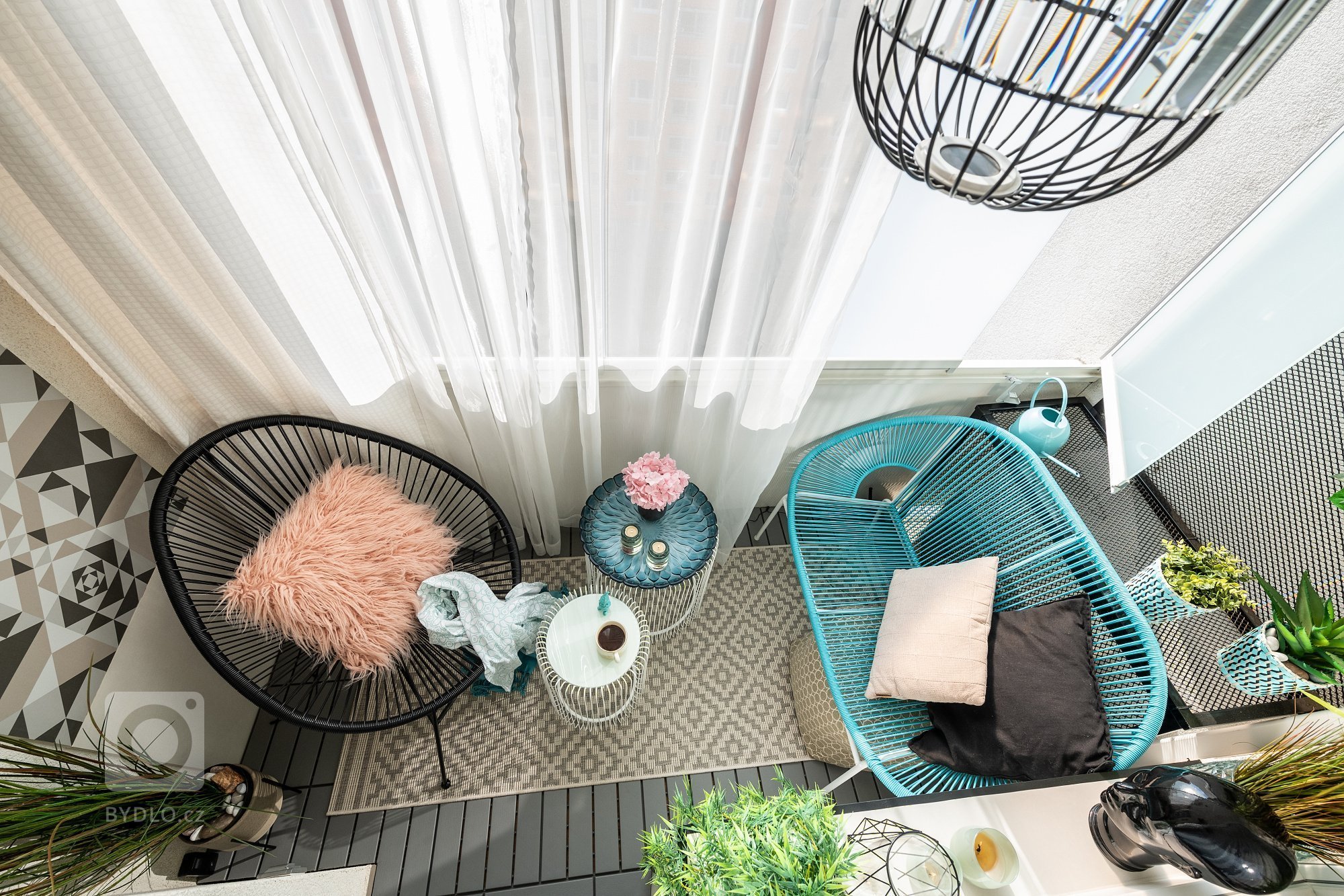 Lodžie náleží panelákové garsonce o výměře 40 m2. Panelákový dům byl postaven v&nbsp;roce 1980. Dům prošel zateplením fasády, tím se bohužel prostor lodžie…