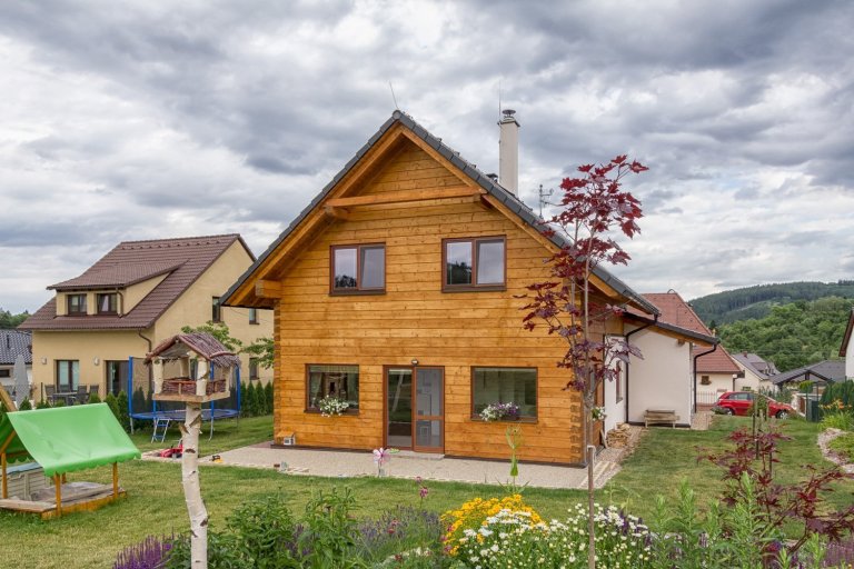 Moderní poloroubenka ze smrku.

Jedná se o poloroubenku ze smrkových vysušených hranolů pro mladou rodinu.&nbsp;Tento dům splňuje požadavky na trvalé bydlení…