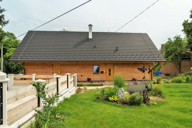 Moderní roubený dům z borovice