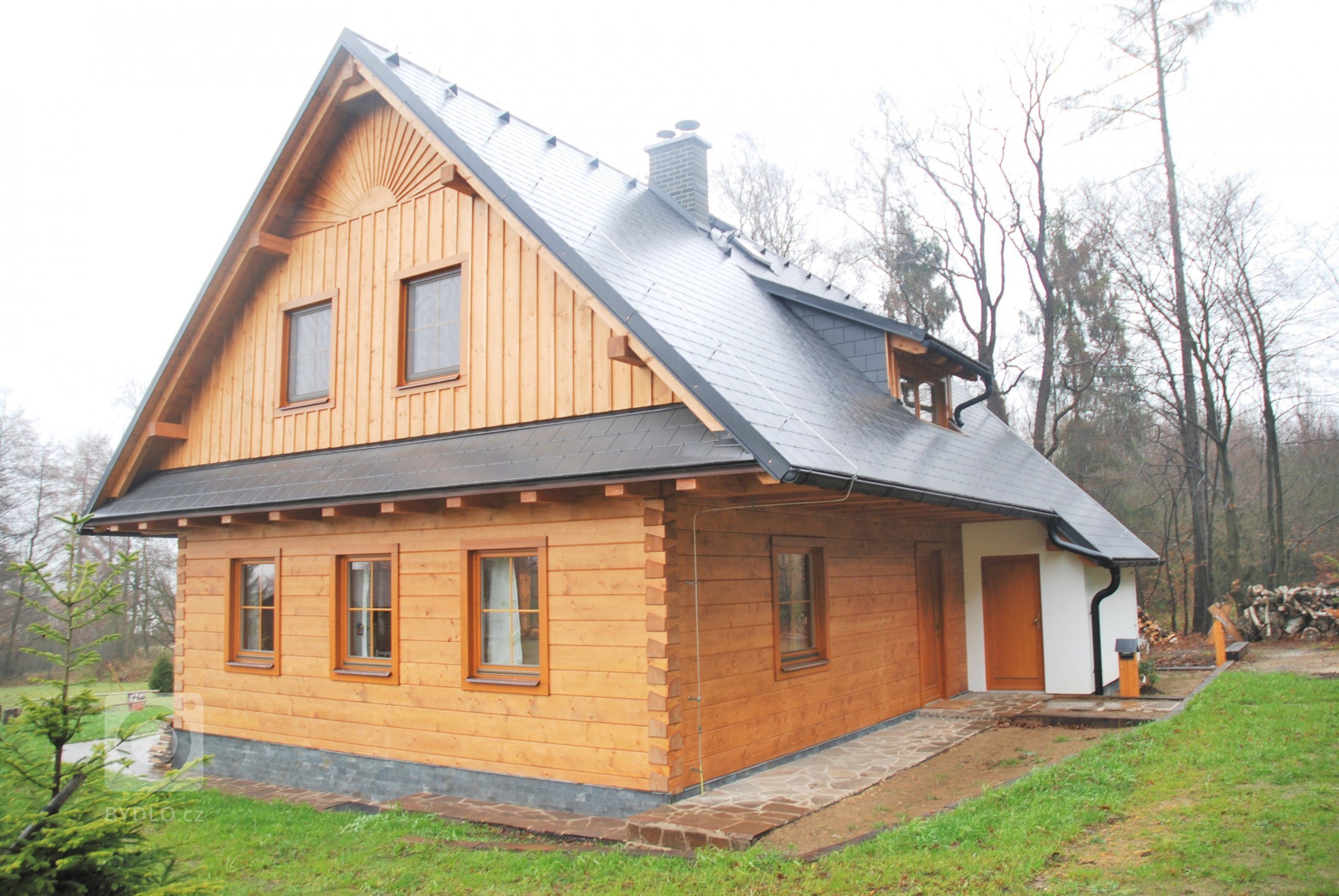 Tato tradiční poloroubenka s podlomenicí a sluníčkem ve štítu je vystavěna ze smrkových vysušených hranolů a krásně se hodí do okolní přírody. Svým majitelům…