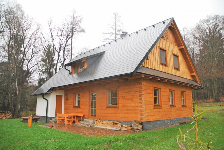 Tato tradiční poloroubenka s podlomenicí a sluníčkem ve štítu je vystavěna ze smrkových vysušených hranolů a krásně se hodí do okolní přírody. Svým majitelům…