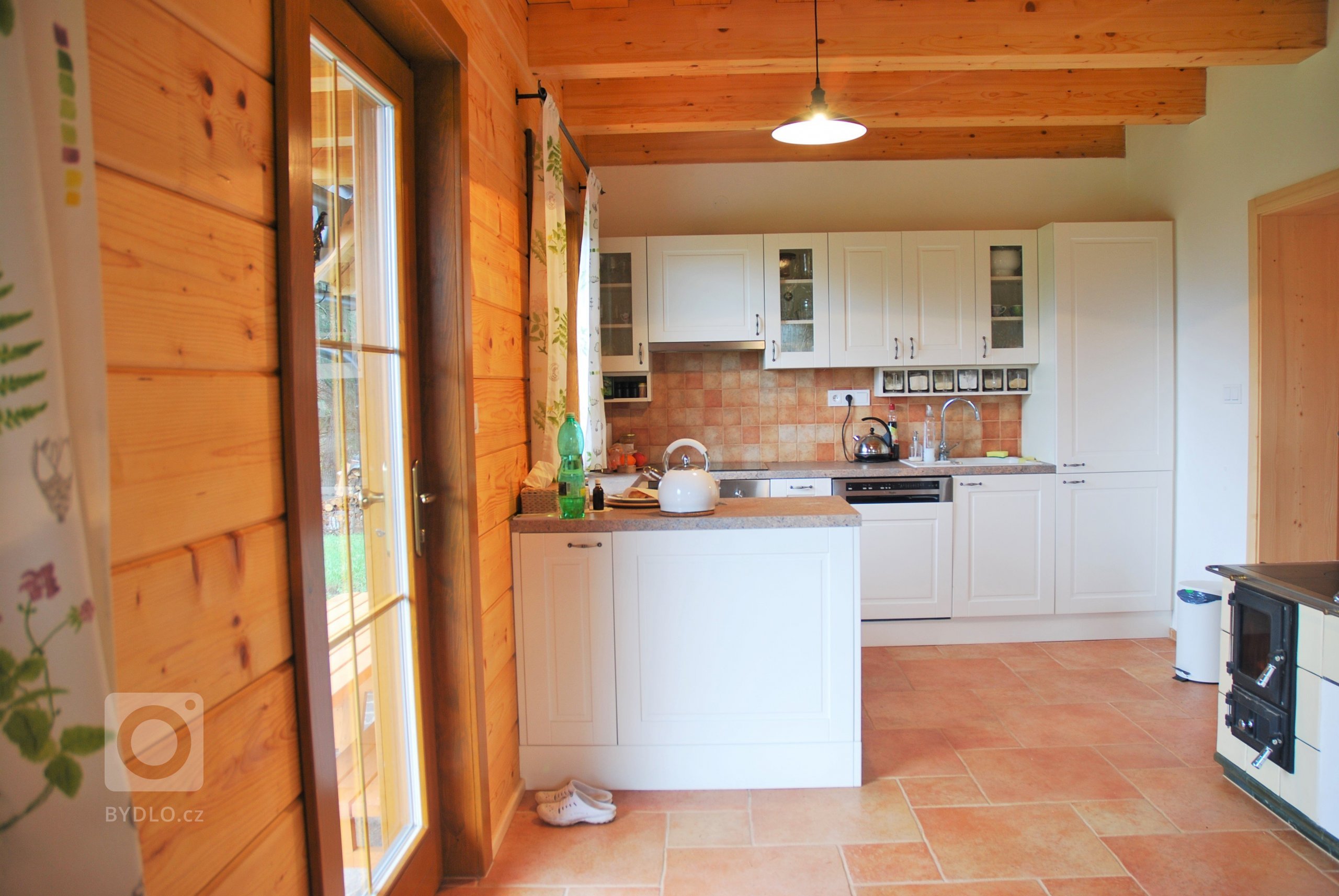 Tato tradiční poloroubenka s podlomenicí a sluníčkem ve štítu je vystavěna ze smrkových vysušených hranolů a krásně se hodí do okolní přírody. Svým majitelům…