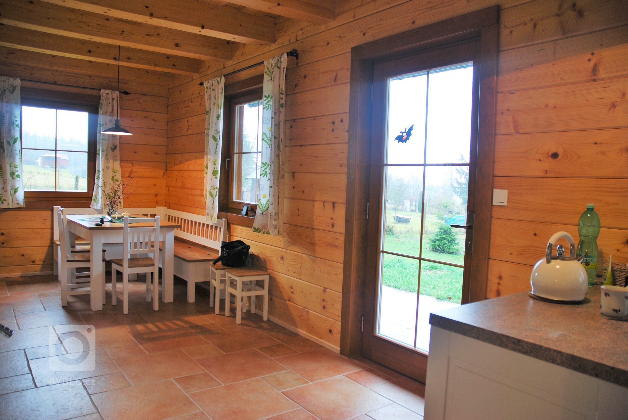 Tato tradiční poloroubenka s podlomenicí a sluníčkem ve štítu je vystavěna ze smrkových vysušených hranolů a krásně se hodí do okolní přírody. Svým majitelům…