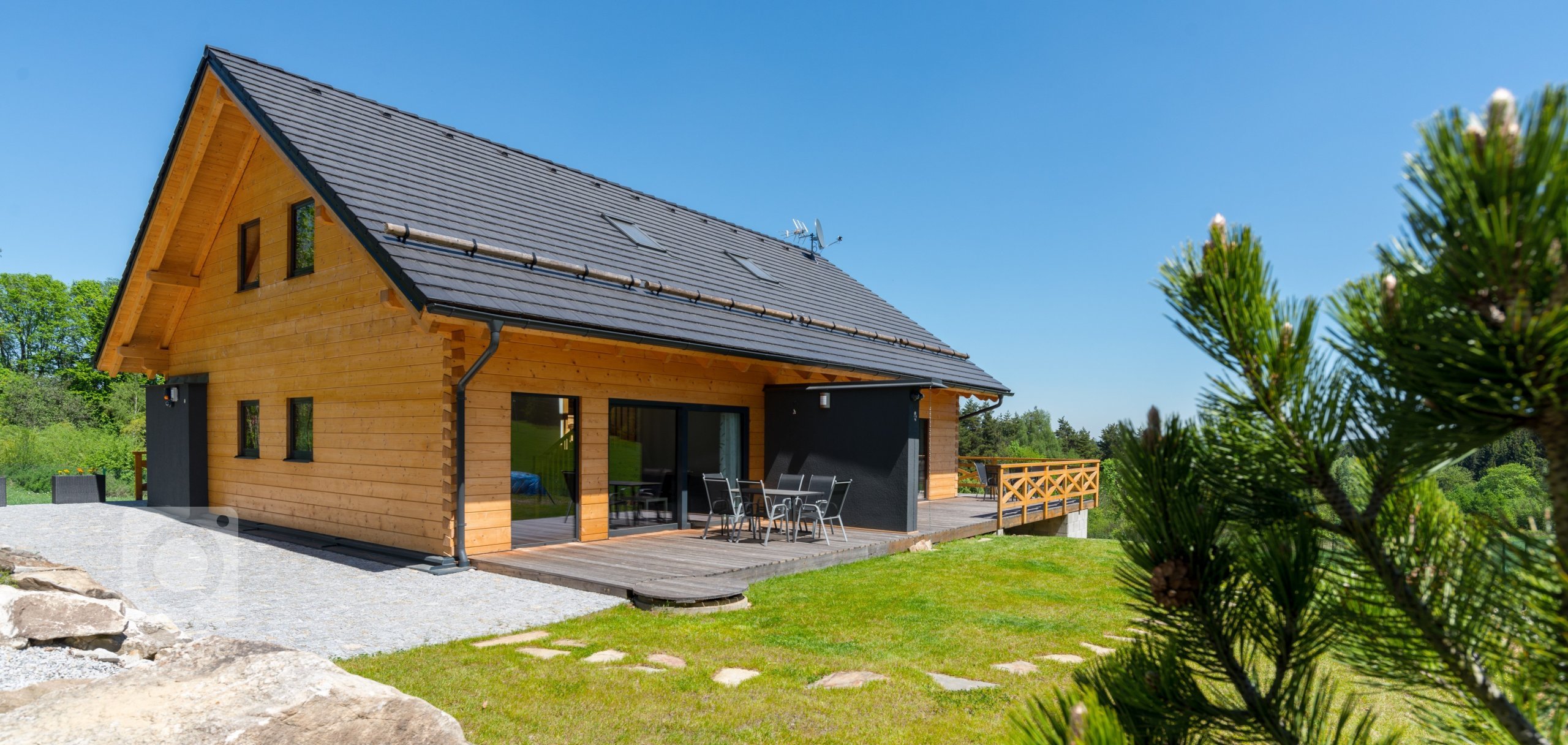 Jedná se o moderní poloroubenku (část domu je zděná) ze smrkových vysušených hranolů situovanou poblíž Lipna, je tvořena dvěma samostatnými apartmány, které je…