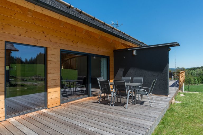 Jedná se o moderní poloroubenku (část domu je zděná) ze smrkových vysušených hranolů situovanou poblíž Lipna, je tvořena dvěma samostatnými apartmány, které je…