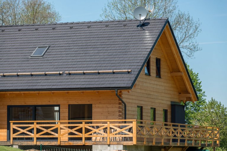 Jedná se o moderní poloroubenku (část domu je zděná) ze smrkových vysušených hranolů situovanou poblíž Lipna, je tvořena dvěma samostatnými apartmány, které je…