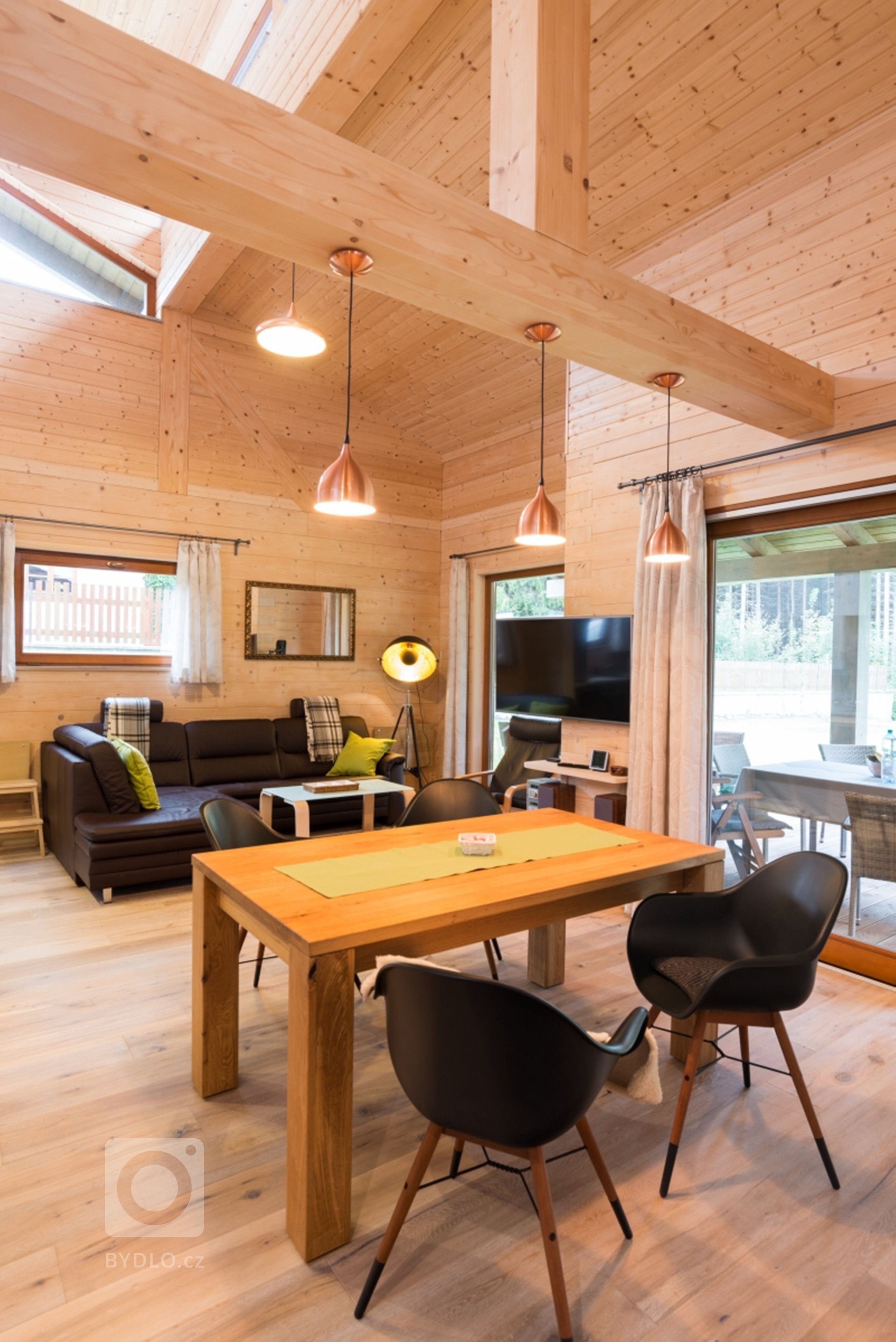 Tato netradiční roubenka ze smrkových vysušených hranolů se nachází ve vesnické zástavbě a poskytuje svým majitelům krásný a zdravý&nbsp;domov. Velmi přijemné…