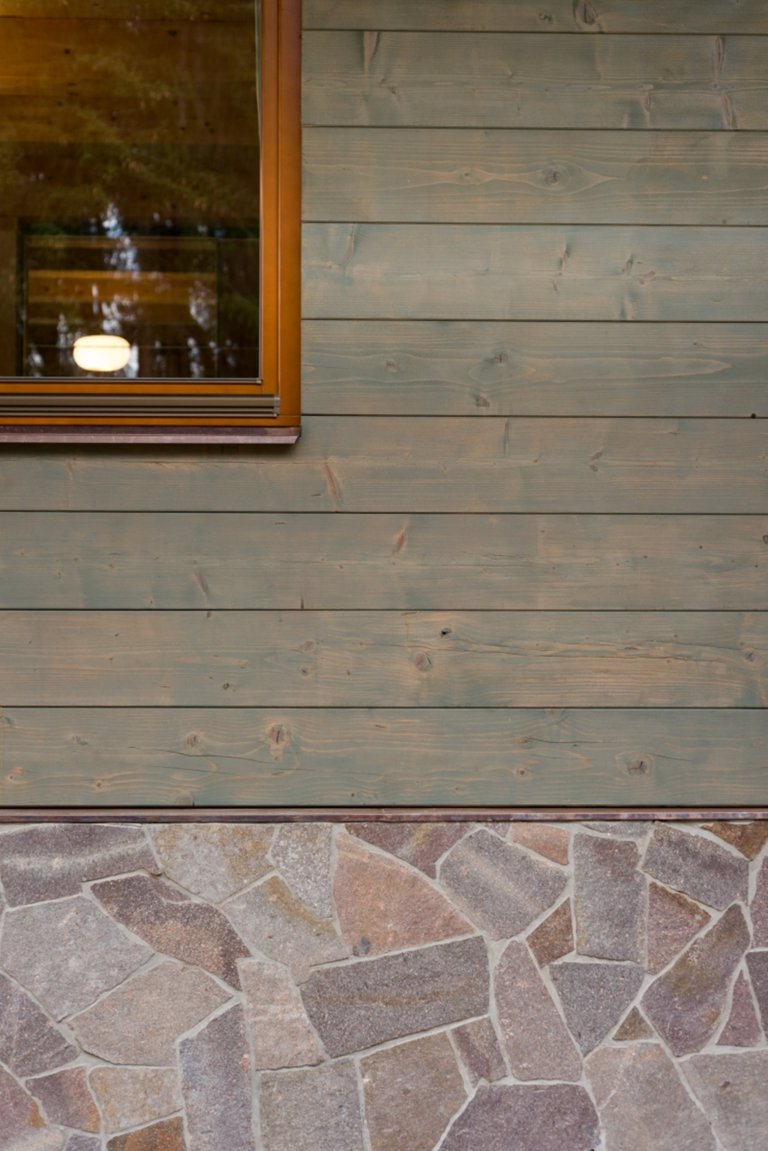 Tato netradiční roubenka ze smrkových vysušených hranolů se nachází ve vesnické zástavbě a poskytuje svým majitelům krásný a zdravý&nbsp;domov. Velmi přijemné…