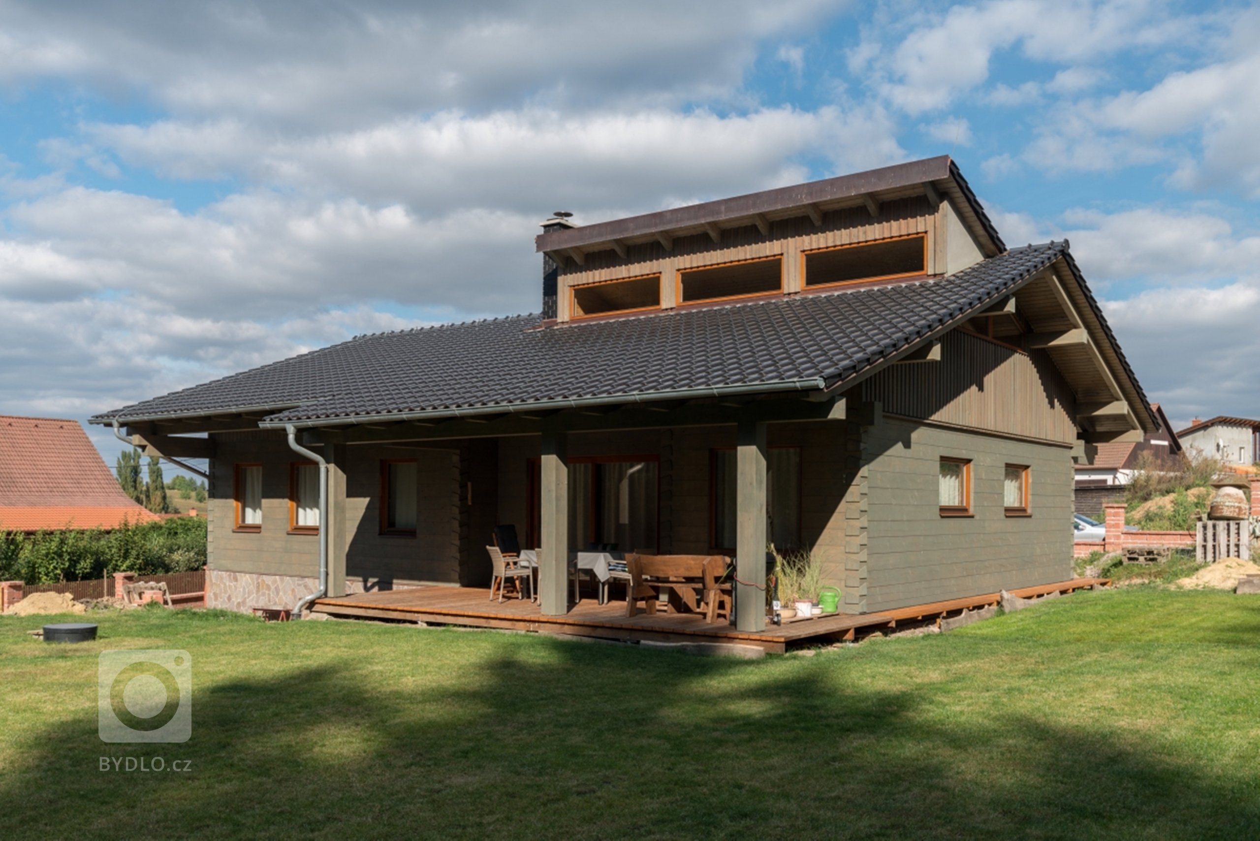 Tato netradiční roubenka ze smrkových vysušených hranolů se nachází ve vesnické zástavbě a poskytuje svým majitelům krásný a zdravý&nbsp;domov. Velmi přijemné…