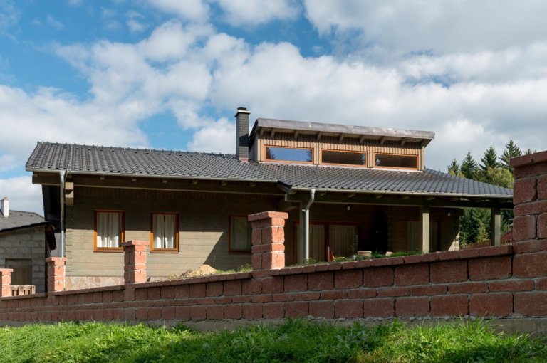 Tato netradiční roubenka ze smrkových vysušených hranolů se nachází ve vesnické zástavbě a poskytuje svým majitelům krásný a zdravý&nbsp;domov. Velmi přijemné…