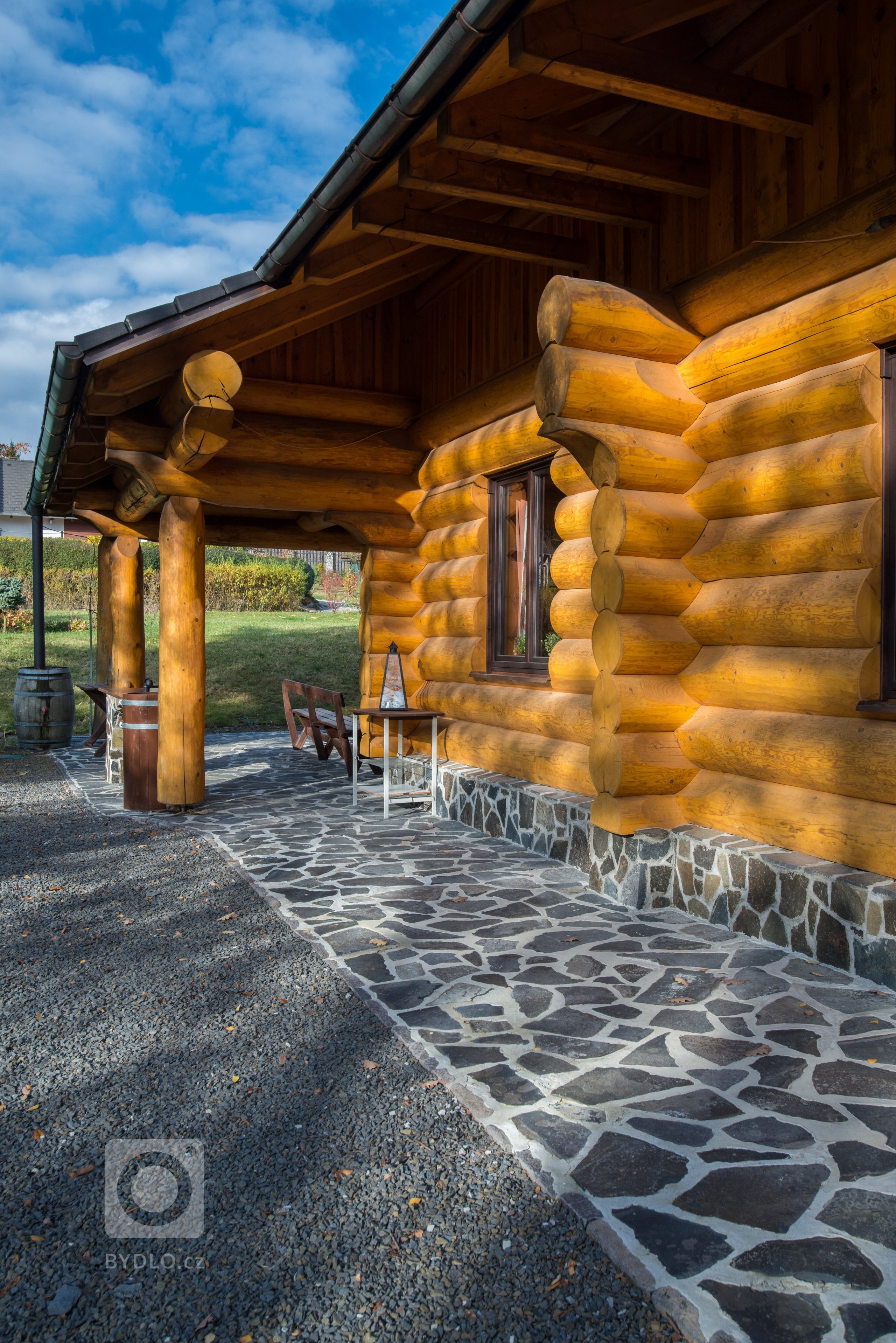 Srub zasazený na pozemku v blízkosti lesa je obklopený volným nezastavěným prostorem a pastvinami s koňmi. Koncept domu, zařízení, dispozice a vybavení jsou…