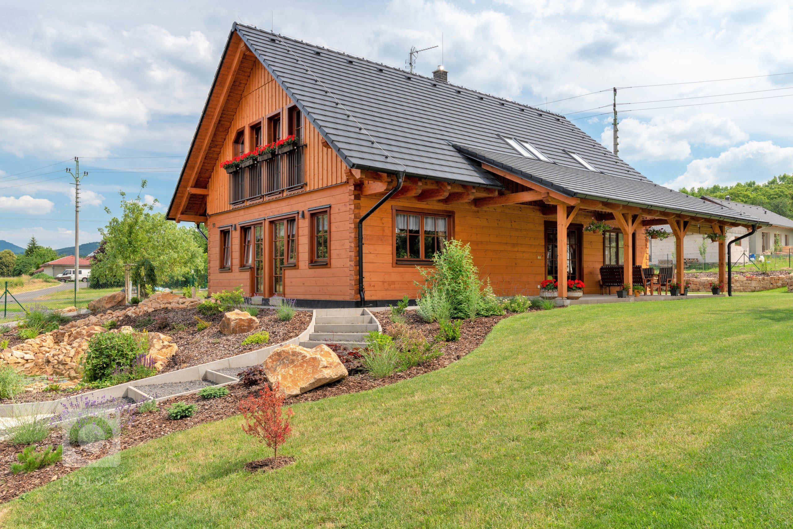 Tato roubenka slouží čtyřčlenné rodině k&nbsp;trvalému&nbsp; bydlení. Máte-li rádi přírodu, přírodní materiály,&nbsp;určitý nádech nostalgie &ndash; pak…