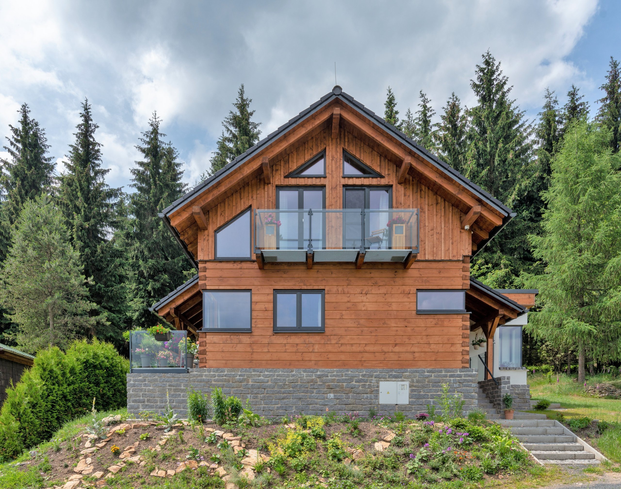 Tato roubenka slouží čtyřčlenné rodině zatím pouze k rekreaci. Máte-li rádi přírodu, přírodní materiály a moderní architekturu – pak je roubenka…